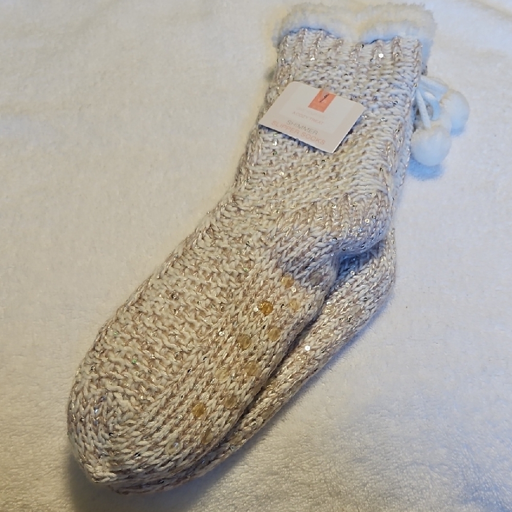Source Unknown Beige Knit Slippers with Pom-Poms